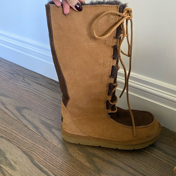 UGGS. - Picture 2 of 5